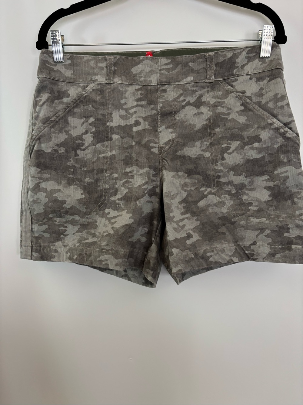 SPANX Stretch Twill pull-On Camo Shorts Size L